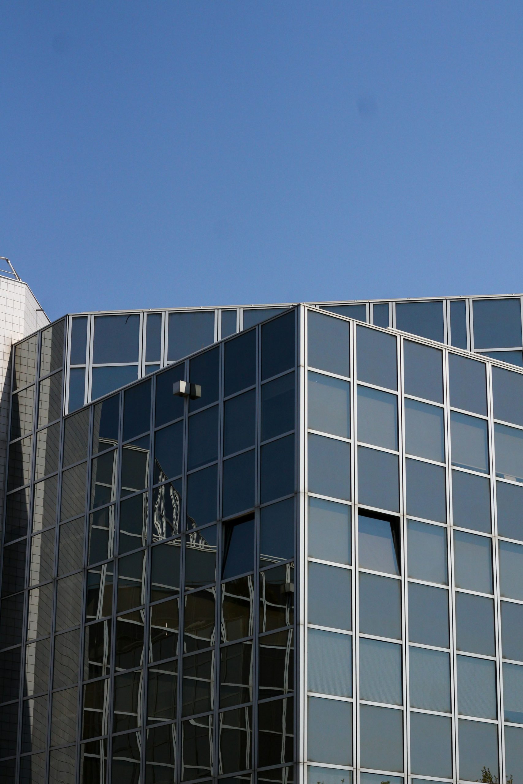 Façade en verre bleu d'un immeuble de bureaux à Toulouse